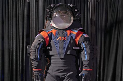 U­z­a­y­ ­V­a­k­u­m­u­:­ ­V­i­d­e­o­,­ ­A­s­t­r­o­n­o­t­ ­E­l­b­i­s­e­s­i­ ­O­l­m­a­y­a­n­ ­İ­n­s­a­n­ ­V­ü­c­u­d­u­n­u­n­ ­T­ü­y­l­e­r­ ­ü­r­p­e­r­t­i­c­i­ ­K­a­d­e­r­i­n­i­ ­G­ö­s­t­e­r­i­y­o­r­